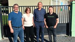 &Oacute;scar Insua, Vanesa Tasende, Enrique Serra y Xos&eacute; Abelenda, junto al colegio