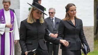 La reina Mette-Marit de Noruega, junto a la princesa Ingrid Alexandra el pasado 23 de septiembre en el funeral por el rey Harald V