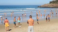 Los casi 30 grados cent�grados registrados este domingo en la ciudad llenaron la playa del Orz�n de usuarios.