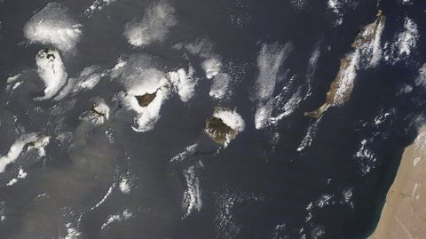 Imagen tomada hoy a las 12.00 GMT por el sat�lite Terra de la NASA de las Islas Canarias, en la que se aprecia la zona donde naufrag� el pesquero ruso Oleg Naydenov, hundido a 2.400 metros de profundidad, a unos 27 kil�metros al sur de Maspalomas (Gran Canaria)