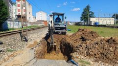 Trabajos de reparaci�n de la aver�a del lunes, que se produjo en la calle Montepando, junto a la v�a del tren 