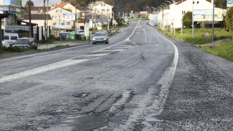 Un tramo de la N-550 a su paso por Padr�n con el asfalto en mal estado, en una imagen de febrero.