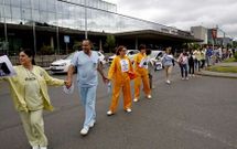El personal protest� ayer con una cadena humana en el recinto del Hospital Cl�nico. 