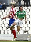 Iv�n, golpeando el bal�n con la cabeza ante un defensa.