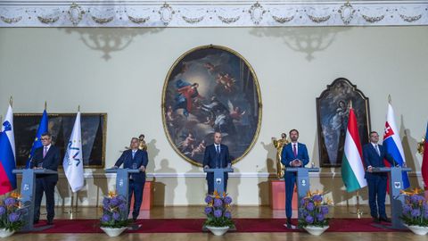 Los primeros ministros de la Rep�blica Checa, Andrej Babis; Hungr�a, V�ktor Orban; Eslovenia, Janez Jansa; Eslovaquia, Eduard Heger; y Polonia, Mateusz Morawiecki, este viernes, en Liubliana