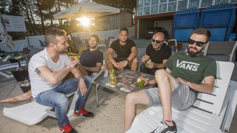 Amigos, parejas y familias acuden a El Chiringuito del Rey para disfrutar de su buena comida o para observar con los pies en la arena los �ltimos rayos del sol del d�a. Ubicado en la orientaci�n sur de la playa de Langosteira, cuenta con actuaciones en directo