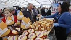 Posto de venta de queixos na feira de Monterroso.
