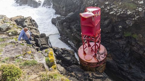 La enorme baliza hallada en Nemiña, Muxía