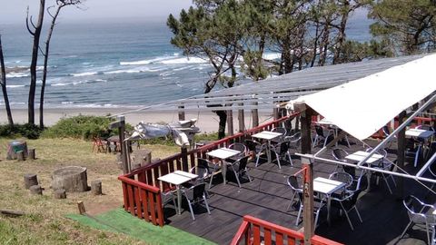 La Mar de Fondo, chiringuito con dos soletes 