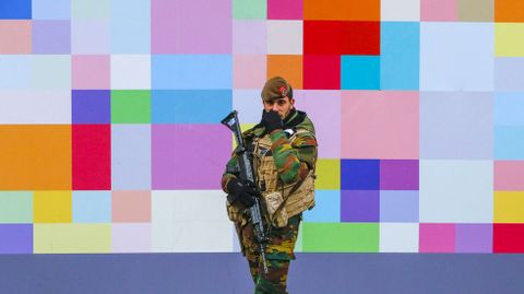 Un soldado belga, en una calle comercial en el centro de Bruselas.