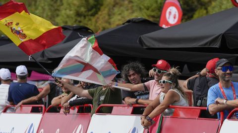 Pblico en la meta de La Vuelta de la Estacin de Montaa de Manzaneda.