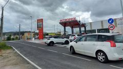 Imagen de archivo de veh�culos haciendo cola para repostar en la gasolinera de Petroprix en Ribadeo