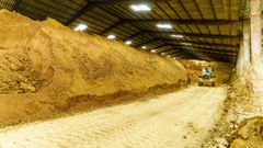 Arcilla gallega almacenada en las instalaciones de Tejas Verea, en Mesia