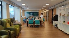 Un grupo de usuarios y trabajadores en una sala del centro de d�a de AFA Chantada.