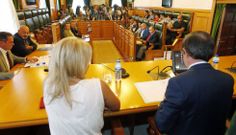 El secretario y el interventor, a la izquierda, en un pleno cuando todav�a gobernaba Curr�s. 