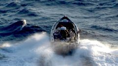 Semirr�gida interceptada en el Estrecho con la tripulaci�n lanzando los fardos al agua al detectar el helic�ptero de Vigilancia Aduanera