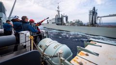 En imagen de archivo, maniobra de abastecimiento de combustible del Cantabria al buque canadiense HMCS Halifax