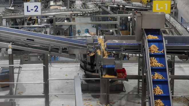 Una de las l�neas de producci�n de Congalsa, en las instalaciones de A Pobra do Carami�al.