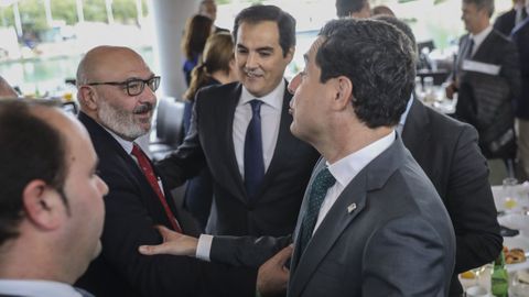 Alejandro Hern�ndez (Vox) saluda al presidente de la Junta de Andalucia, Juan Manuel Moreno Bonilla en Sevilla, en una imagen de archivo 