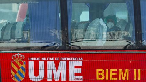 Pasajeros del MV Hondius abordan el autob�s de la UME.