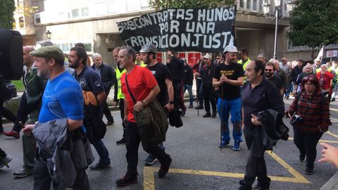 La marcha minera a su paso por la sede de CCOO en Oviedo