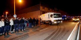 Salida de uno de los camiones de Cespa de las instalaciones de la empresa en la Grela.