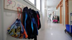 Una trabajadora del servicio de limpieza desinfecta un colegio tras la apertura estos d�as para tareas administrativas