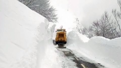 M�quina quitanieves abriendo paso en el puerto de San Isidro