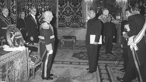 Franco recibe al embajador chino en Madrid con motivo del establecimiento de relaciones diplom�ticas con Espa�a