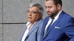 El ex gerente de la fundaci�n Infide, dependiente del sindicato minero SOMA-UGT, Pedro Castillejo (i), que se enfrenta a una petici�n de la Fiscal�a de tres a�os y medio de prisi�n, a su llegada hoy a la Secci�n Tercera de la Audiencia Provincial de Oviedo