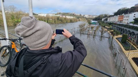 Imagen del Mi�o en Lugo desbordado en la zona del Club Fluvial