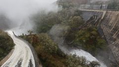 La presa de Belesar abre sus compuertas para liberar agua