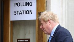 Johnson, a su llegada este jueves al colegio electoral para votar en las elecciones locales
