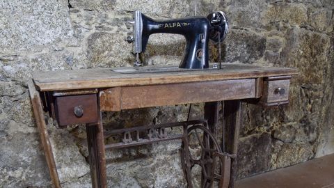 Casa de Horta, una de las viviendas más exclusivas de la comarca, nos abre sus puertas.La vieja máquina de coser está pendiente de restaurarse para incorporarla al mobilliario de la casa
