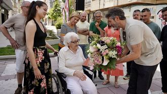 El alcalde de Vilagarc�a, Alberto Varela, entreg� un ramo de flores a Carmen B�a