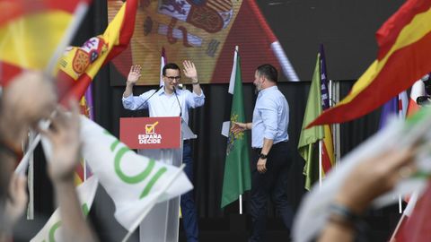 El primer ministro polaco, Mateusz Morawiecki, junto al presidente de Vox, Santiago Abascal, hoy en el festival Viva22.