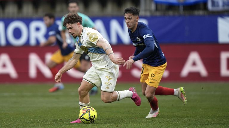 Mario Soriano, perseguido por un rival en el choque de Andorra