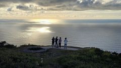 Muchos visitantes recorren el camino que lleva desde la carretera de Priori�o a Monte Ventoso para admirar la panor�mica.