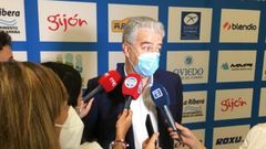 Ulpiano Nosti, director de carrera, atendiendo a los medios de comunicaci�n asturianos esta ma�ana en Oviedo