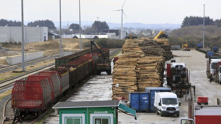 Imagen de archivo de madera en la terminal de mercanc&iacute;as de O Ceao