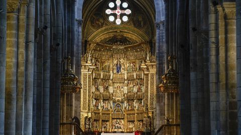 Catedral de Ourense: retablo de la Capilla Mayor, con la luz del rosetn del bside.