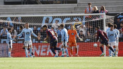 Los jugadores del Celta incr�dulos ante un gol del Levante