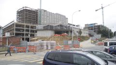 Actualmente se trabaja en tres construcciones. A la izquierda, el edificio Sur, donde ir� la gerencia y servicios administrativos. En el medio, arriba, el a�adido del edificio principal actual. Y a la derecha, el primero de los tres m�dulos del edificio Este, donde ir�n urgencias, la uci, Nefrolog�a, Pediatr�a y nuevas �reas de hospitalizaci�n, adem�s de las cocinas y vestuarios.