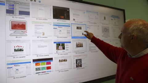 Fernando Vieito, profesor y director del CEIP Monte dos Postes (Santiago), comprueba con E-Dixgal el contenido en el que est� trabajando cada alumno de su clase