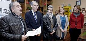 Gonzalo L�pez Losal (izquierda) recogi� de manos de Conde el diploma que reconoce el car�cter hist�rico de su empresa.