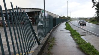 Estado en el que quedó la verja de Ferretería Sar, tras el accidente