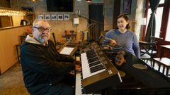 Montxo Garc�a y Tania Barrera junto al piano protagonista del local