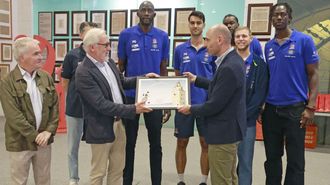 El director de La Voz, Rub�n Santamarta, entrega al presidente naranja, Pablo de Amallo, una ilustraci�n de Pinto & Chinto dedicada al B�squet Coru�a.