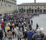 P�blico ante la Puerta Santa poco antes de iniciarse los actos. A la derecha, seguridad en el templo  