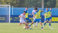 El noi�s Fabio pugna por un bal�n ante varios jugadores del Cambados.